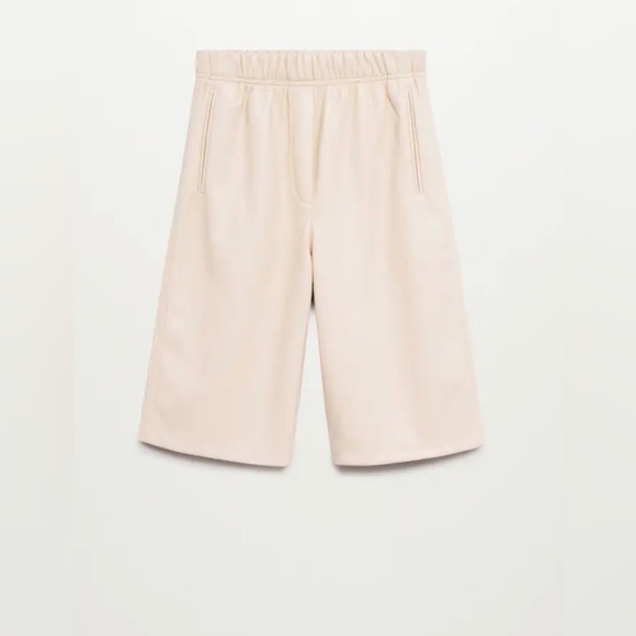 These cream Bermudas are perfect for many different looks! - Picture 2 of 2